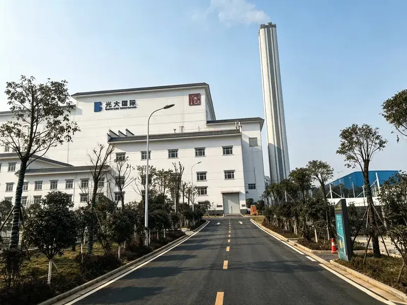 益阳某大型企业集团厂区道路全景实拍——白色厂房外立面与高耸烟囱