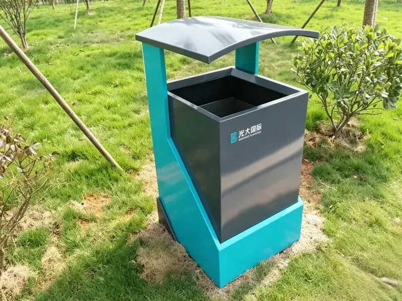 益阳某大型企业集团环卫垃圾桶实拍——深灰箱体配青色支架