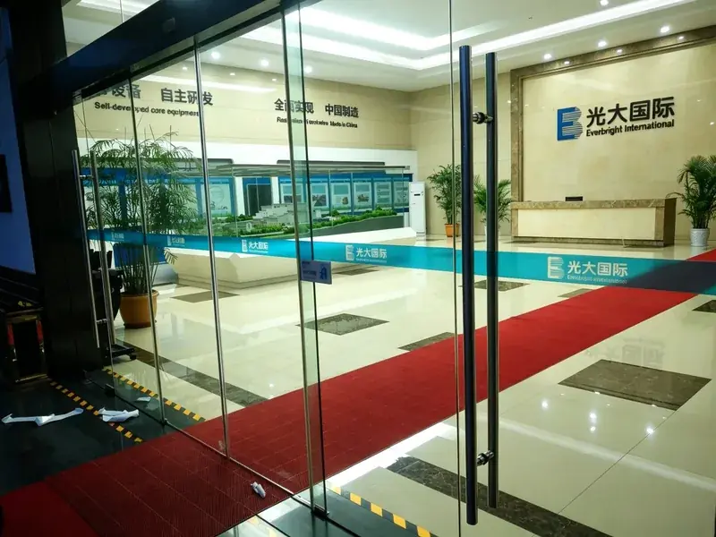 益阳某大型企业集团展厅玻璃门实拍——玻璃门配红毯迎宾