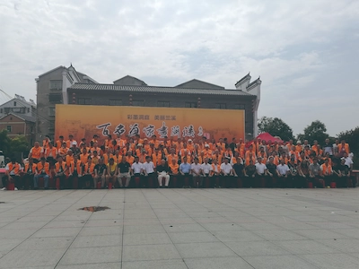 益阳大型户外公益活动实拍——舞台前全体人员集中合影全景