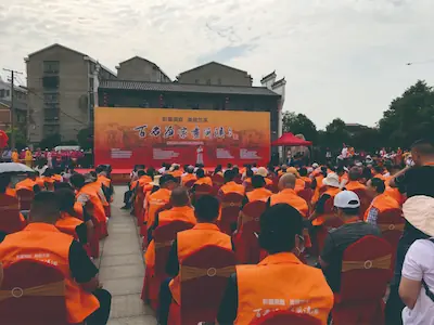 益阳大型户外公益活动实拍——台下观众席与舞台正对视角