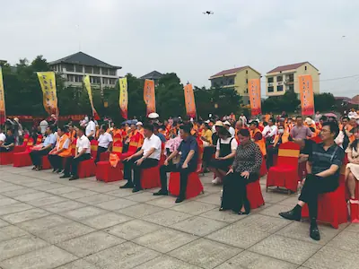 益阳大型户外公益活动实拍——红色观礼座椅与彩旗方阵