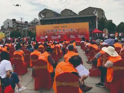 益阳大型户外公益活动实拍——观众席视角与现场人群