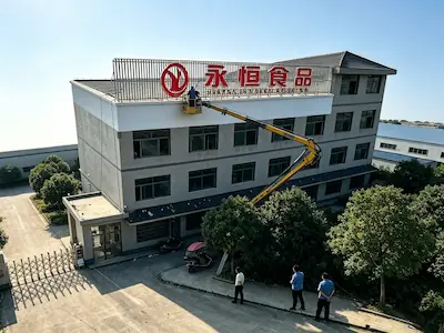 益阳某企业厂区楼顶大字实拍——白色厂房外立面与红色大字