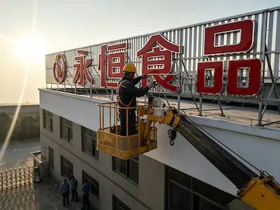 益阳某企业厂区楼顶大字傍晚实拍——逆光下的高空作业车与大字